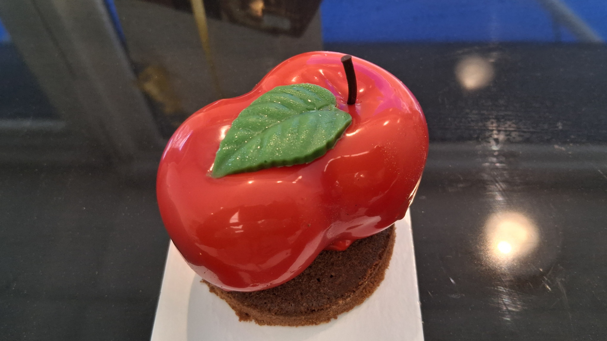 Cerise: Mousse chocolat noir 75%, cerises Amaréna, coque de chocolat, nappage de fruits (foret noir)