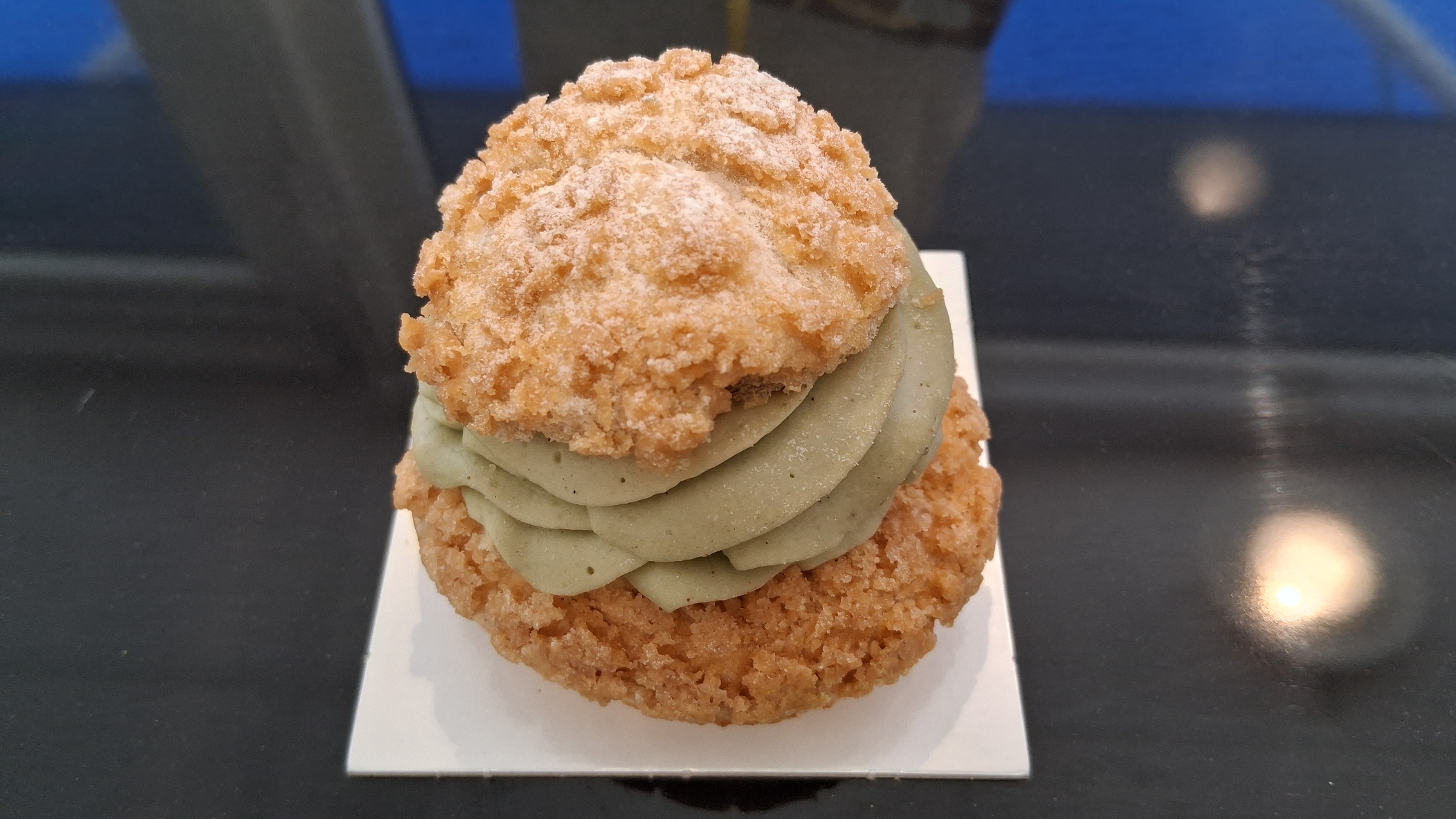 Choux pistache: Choux craquelin, Crémeux pistache, Mousse pistache, pistache entieres grillées
