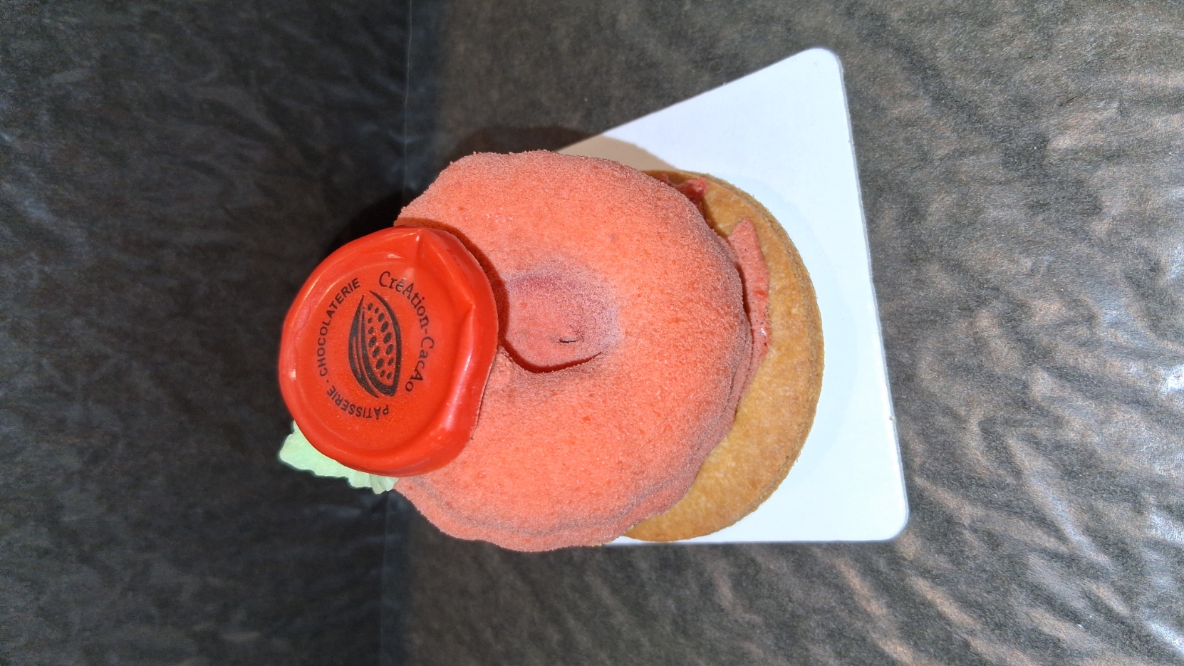 Framboise: Mousse framboise, insert Framboise, coque en chocolat