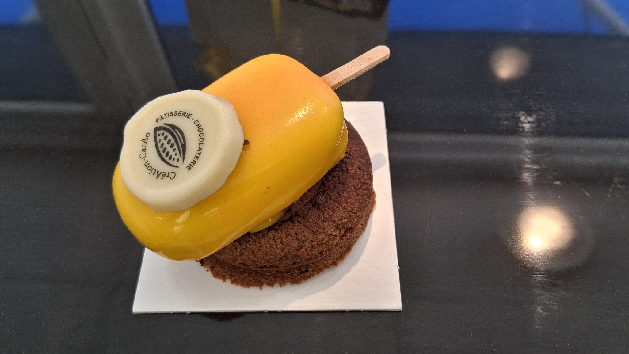 Glace fruit jaune: Mousse fruits jaune, cocue en chocolat, nappage de fruits