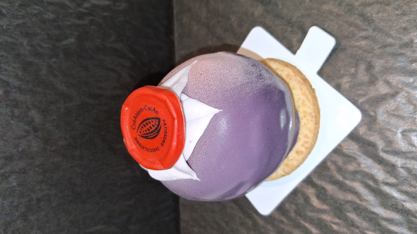 Myrtille: Mousse myrtille, insert compoté de myrtille, coque en chocolat, nappage de fruit