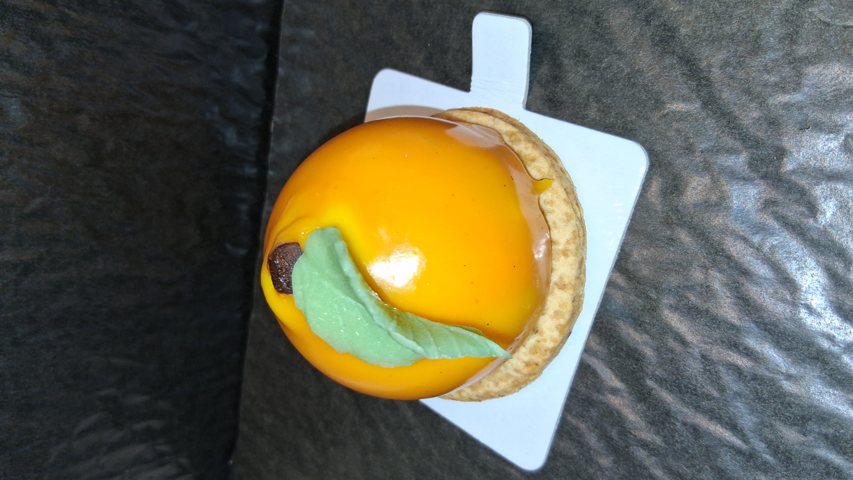Orange: Mousse orange insert compoté d'orange, coque en chocolat, nappage de fruit
