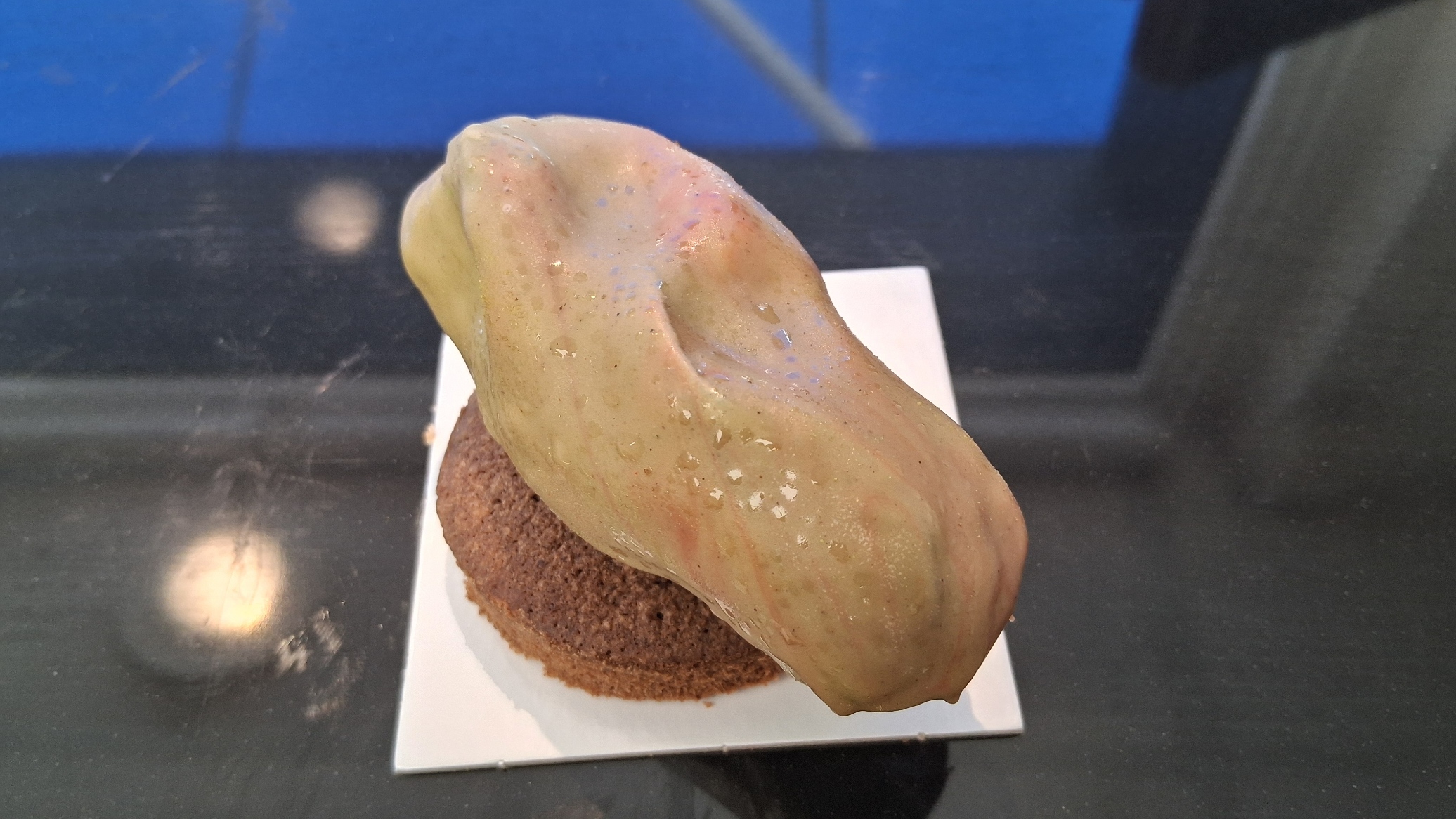Pistache: Mousse pistache, insert cremeux pistache & cremeux chocolat 65%
