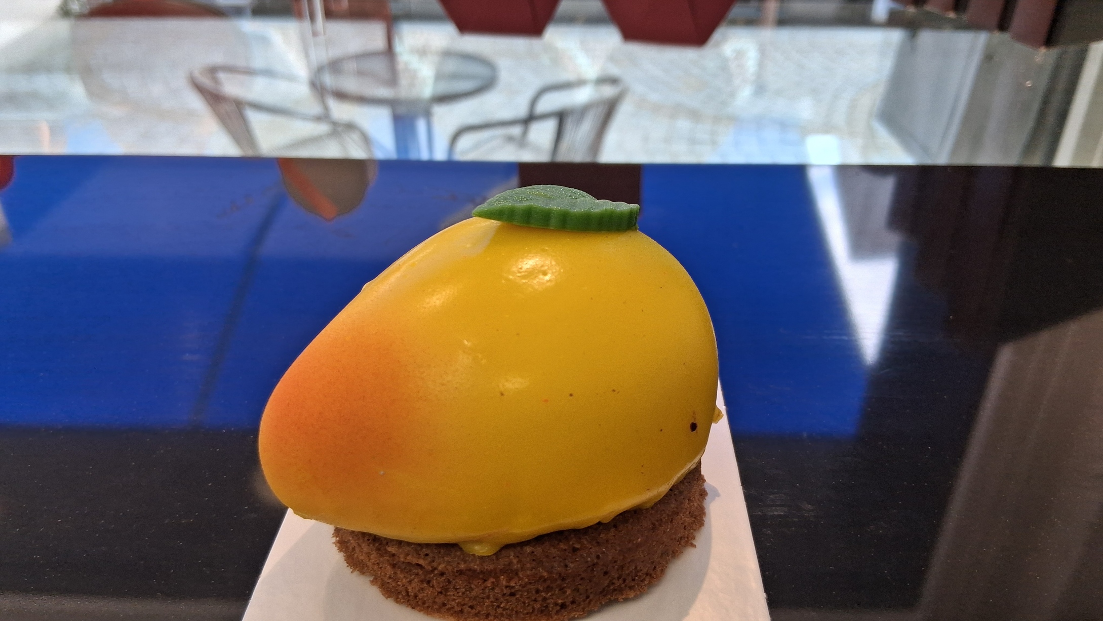 Mangue 2.0: Mousse mangue, insert mangue, coque de chocolat, nappage de fruits