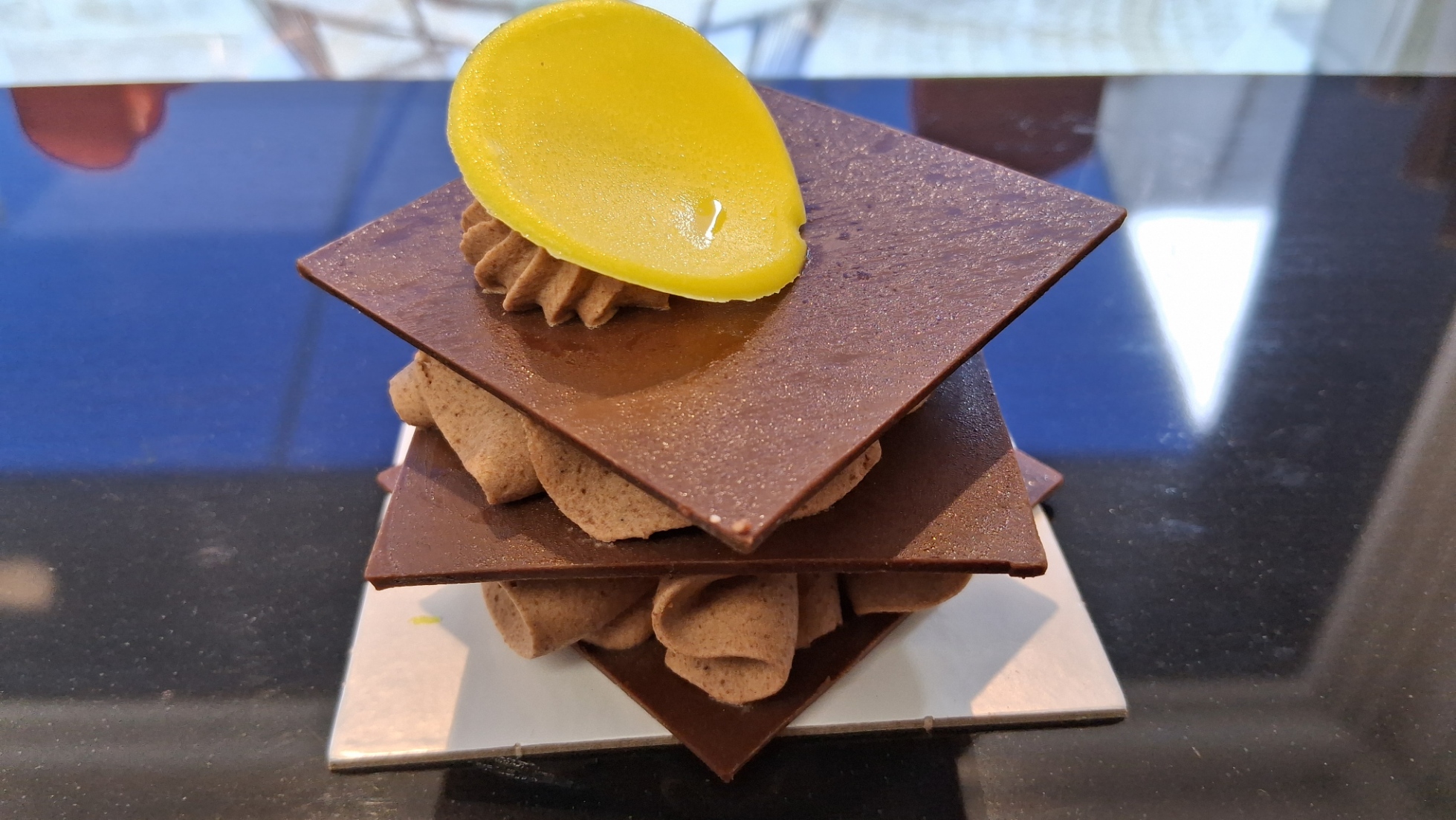 Mill choc: Fine feuille de chocolat noir 72%, Ganache montée chocolat noir 65%