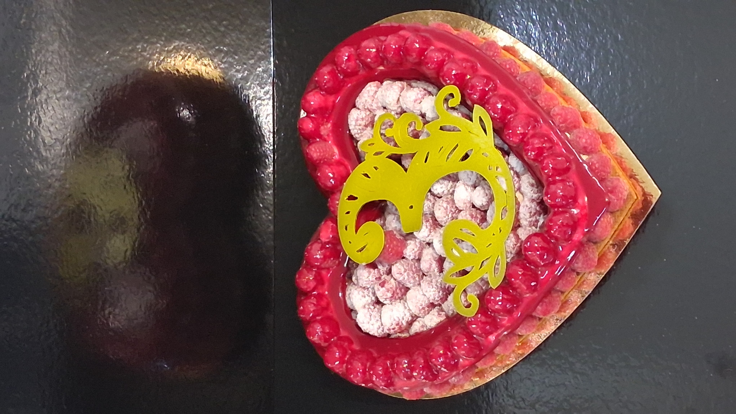 Tarte framboise (commande): fond sablé, crème patissiere vanille de Madagascar, décor a la demande